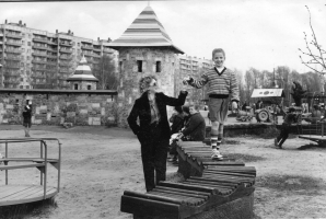 На детской площадке в парке Победы