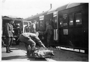 Перегрузка раненных на станции